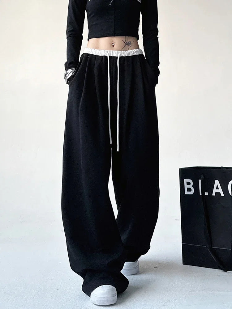 Model wearing the black Oversized Baggy Sweatpants 