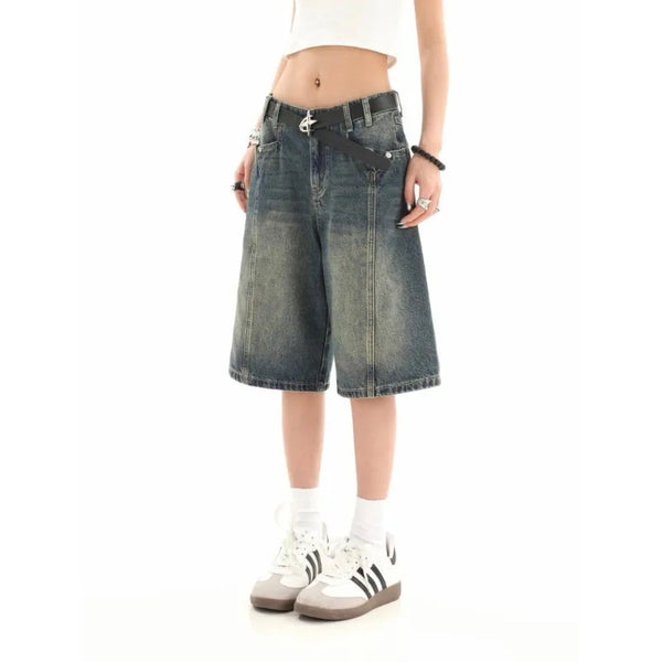 Model wearing the blue Retro Denim Bermudas Shorts in a gray background