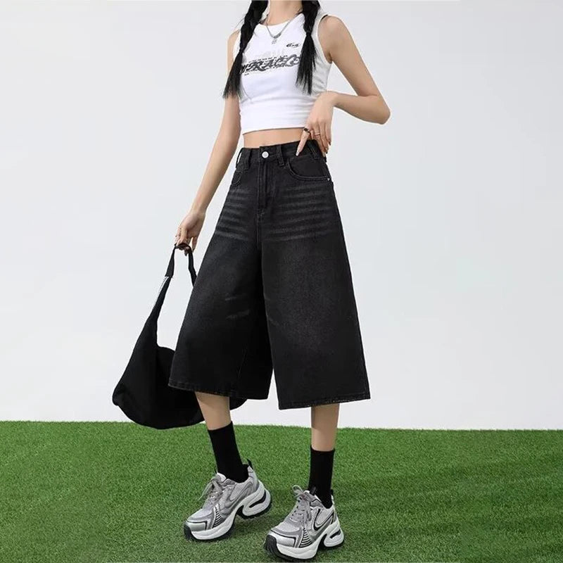 Model wearing the black Retro Wide-Leg Jorts