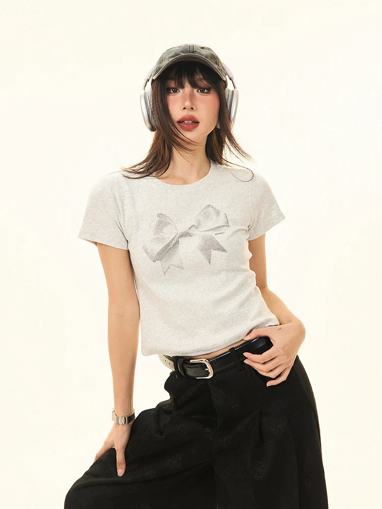 Model wearing the gray Y2k Woman's Bow Printed T-shirt