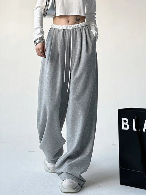 Model wearing the grey Oversized Baggy Sweatpants 