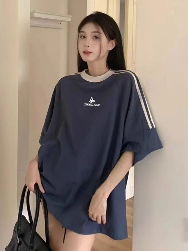 Model wearing the navy Casual Oversized Retro T-shirt 