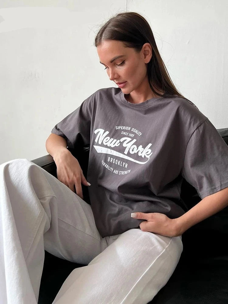 Model wearing the dark gray Vibrant New York Graphic T-shirt 