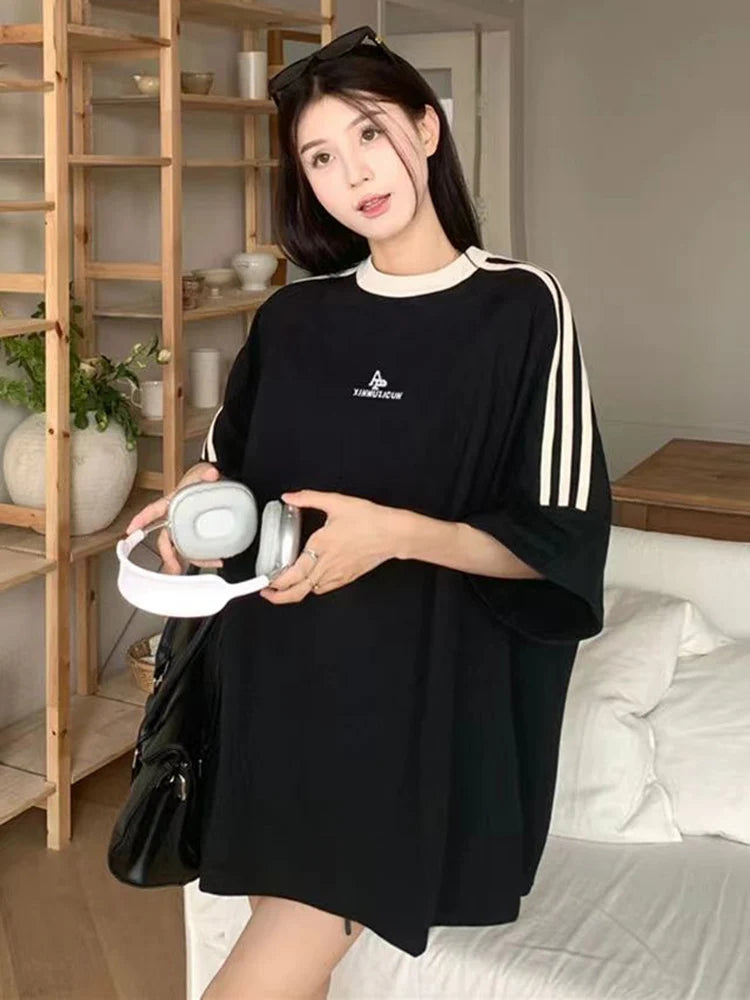 Model wearing the black Casual Oversized Retro T-shirt 